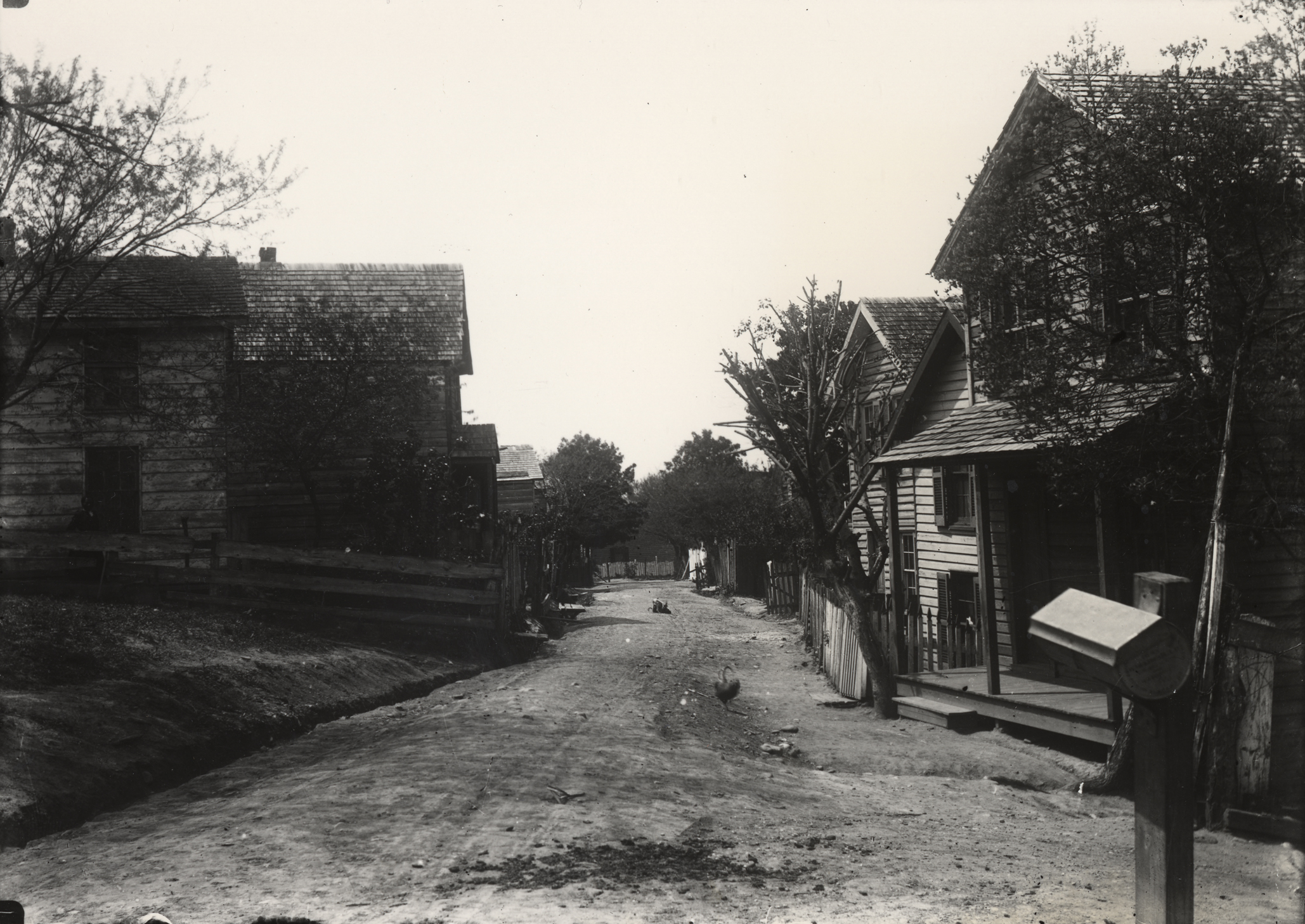 An unpaved street in Queen City. Source: Center for Local History, Arlington Public Library.