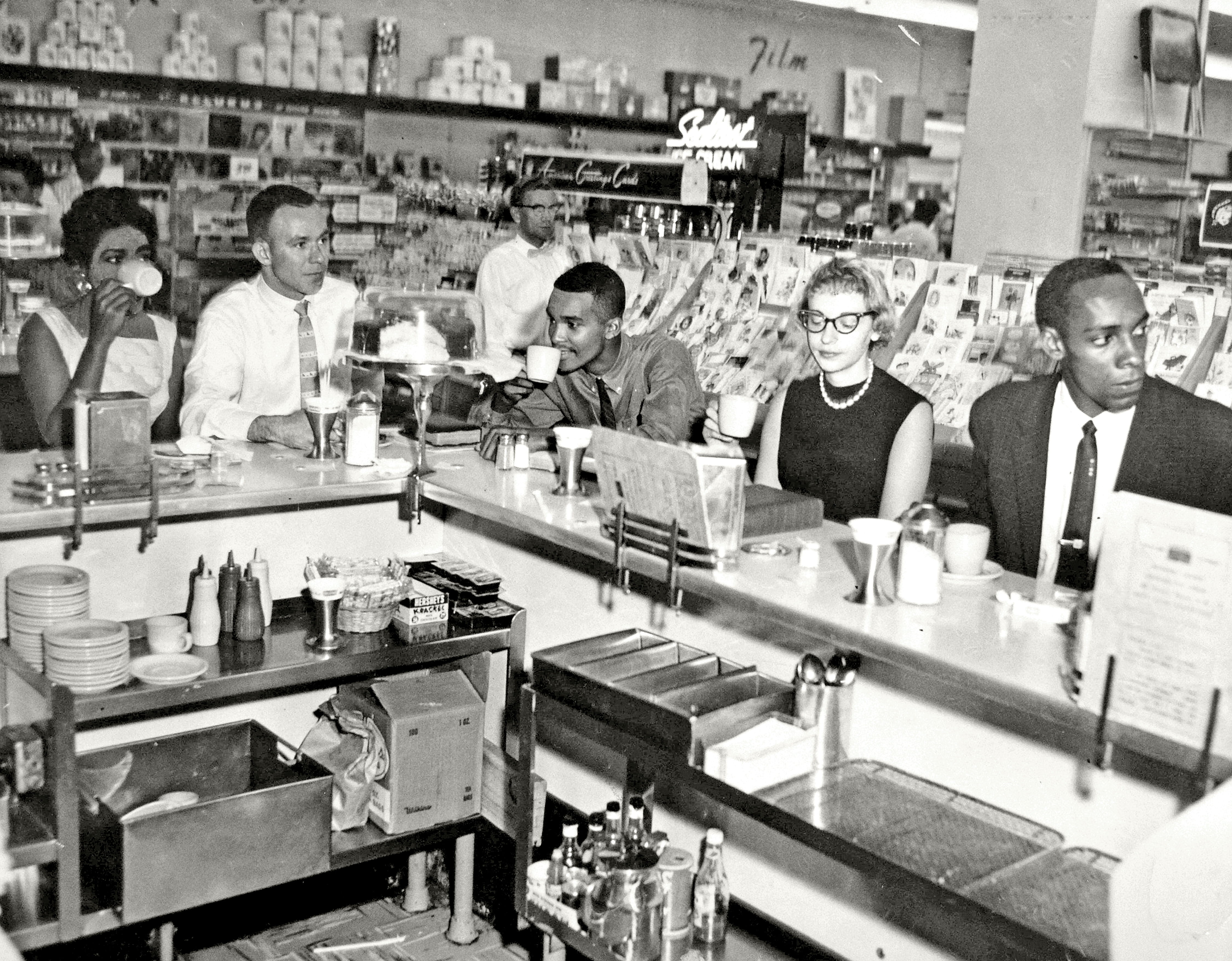 Dion Diamond at the Drug Fair at Glebe Road and Pershing Drive in Arlington, June 23, 1960. Reprinted with permission of the DC Public Library, Star Collection © Washington Post.